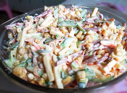 Салат с сухариками и фасолью рецепт и колбасой
