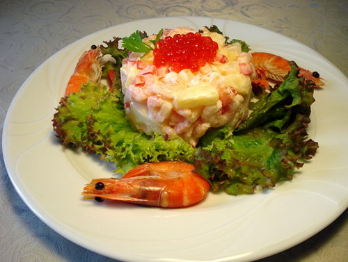 Царский салат с красной икрой и креветками