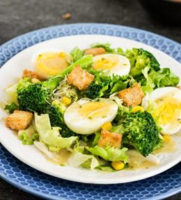 Салат с яйцом и брокколи